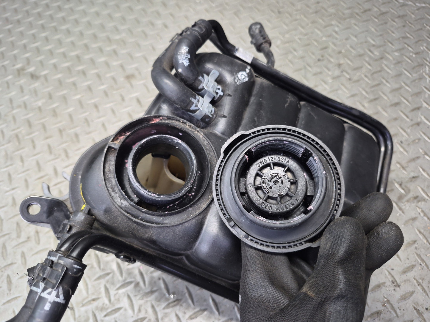 03-10 Bentley Continental GT Engine Coolant Expansion Overflow Tank 3D0121407E