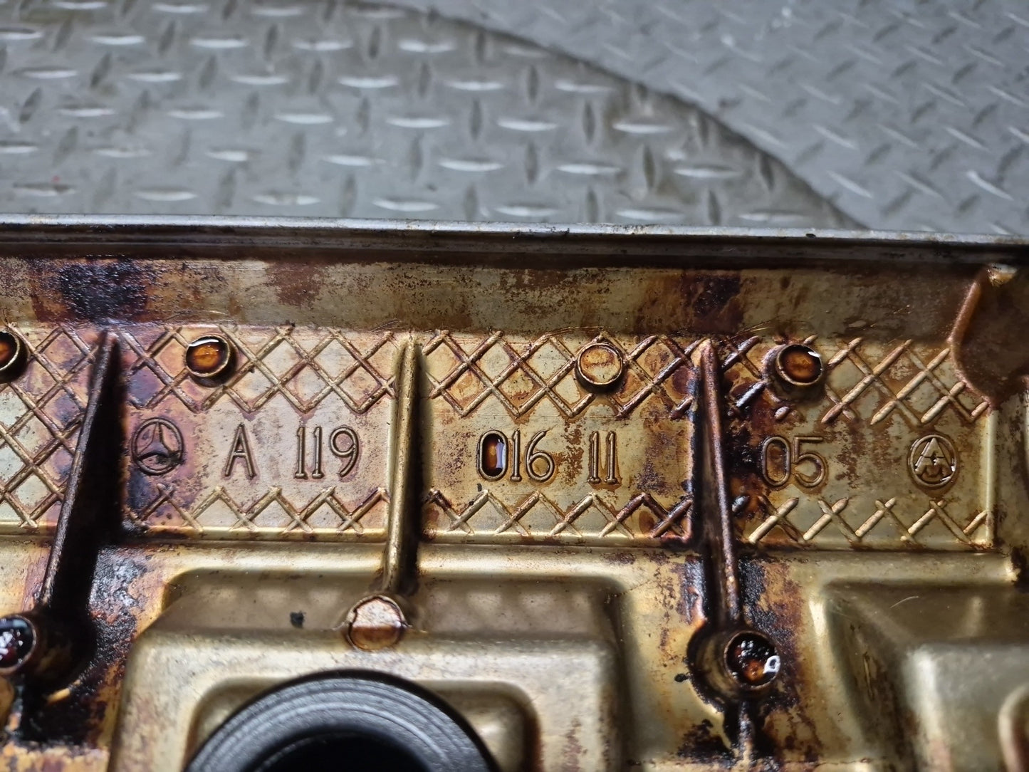 96-98 Mercedes R129 SL500 M119 Engine Motor Right Cylinder Head Valve Cover OEM