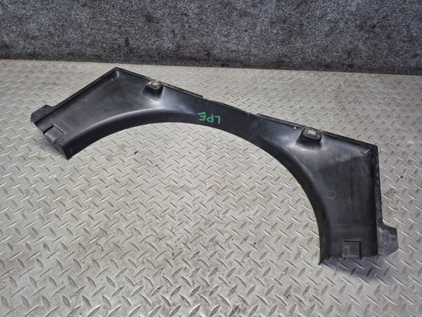 1984-1986 Porsche 928 S Engine Motor Radiator Cooling Fan Shroud