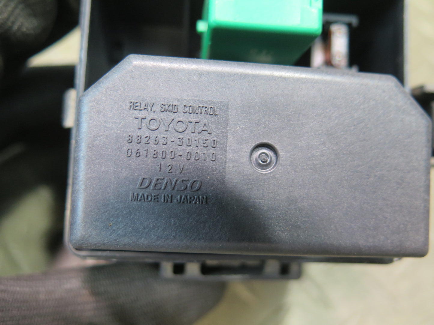 01-03 Lexus UCF30L LS430 Engine Bay ABS Skid Fuse Relay Box Module OEM