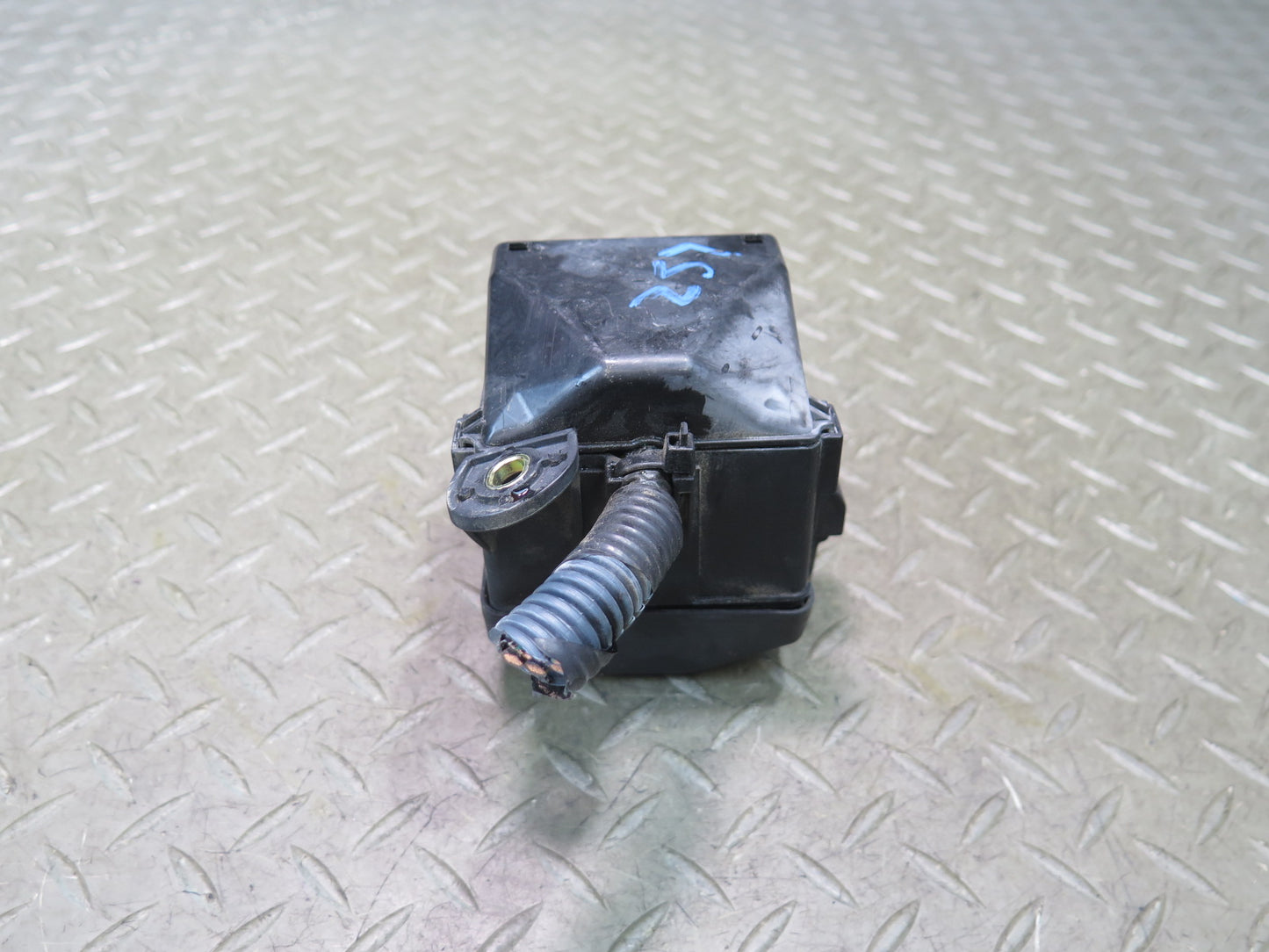 01-03 Lexus UCF30L LS430 Engine Bay ABS Skid Fuse Relay Box Module OEM