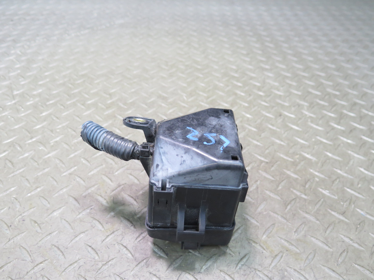 01-03 Lexus UCF30L LS430 Engine Bay ABS Skid Fuse Relay Box Module OEM