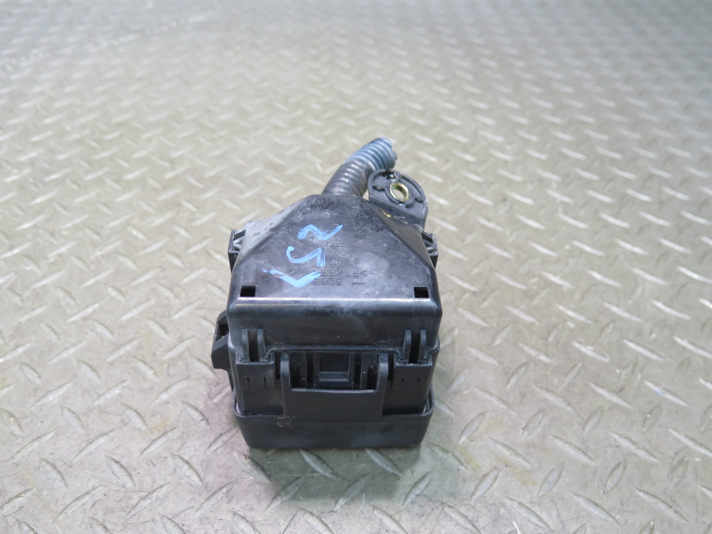 01-03 Lexus UCF30L LS430 Engine Bay ABS Skid Fuse Relay Box Module OEM