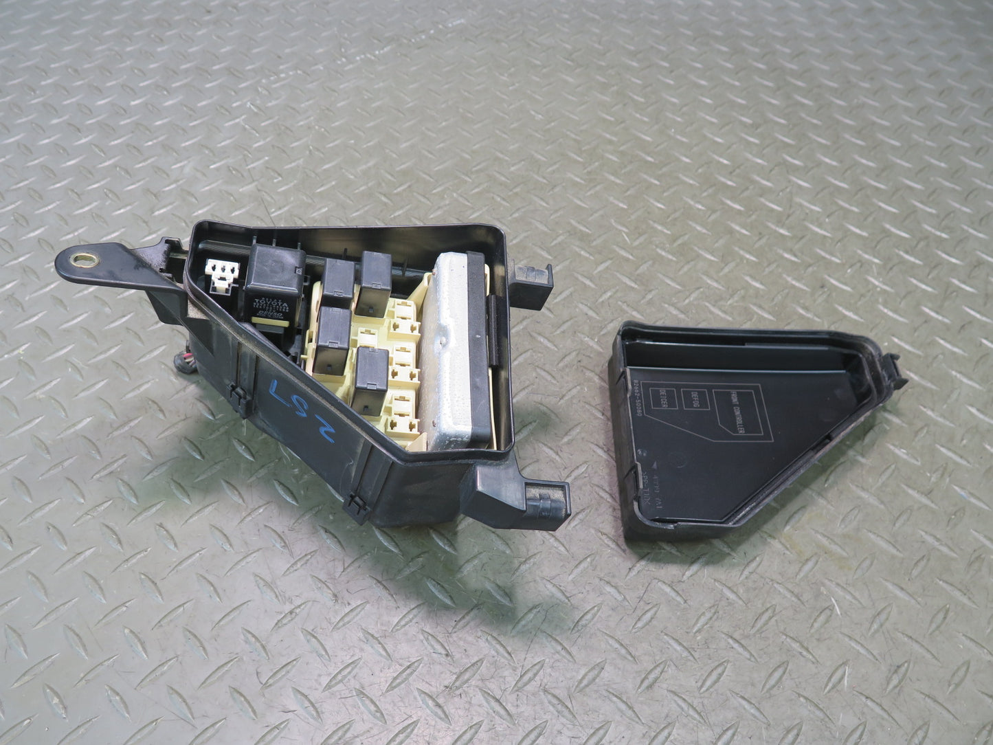 01-03 Lexus UCF30L LS430 Front Left Under Hood Fuse Relay Box Module OEM