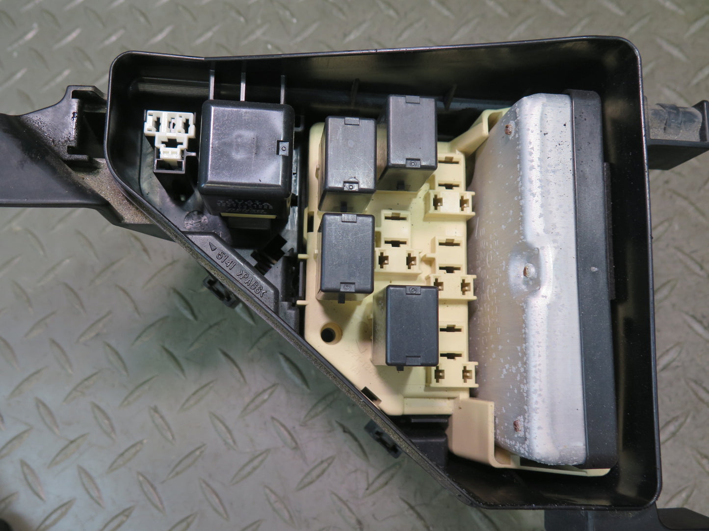 01-03 Lexus UCF30L LS430 Front Left Under Hood Fuse Relay Box Module OEM