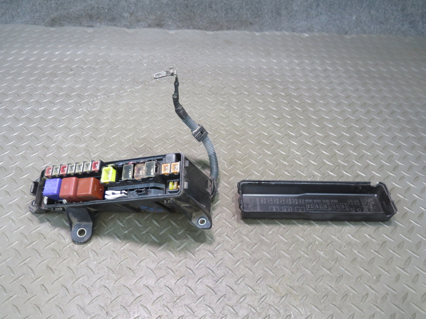 01-03 Lexus UCF30L LS430 Under Hood Junction Fuse Relay Box OEM