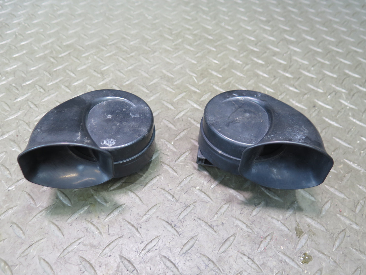 01-03 Lexus UCF30L LS430 Set of 2 High & Low Tone Note Pitch Horn Signal OEM
