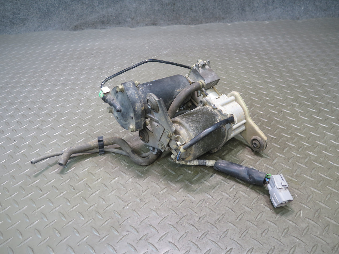 01-06 Lexus UCF30L LS430 Air Suspension Compressor Height Control OEM