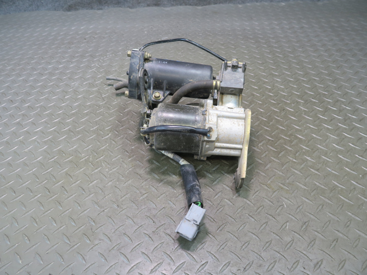 01-06 Lexus UCF30L LS430 Air Suspension Compressor Height Control OEM