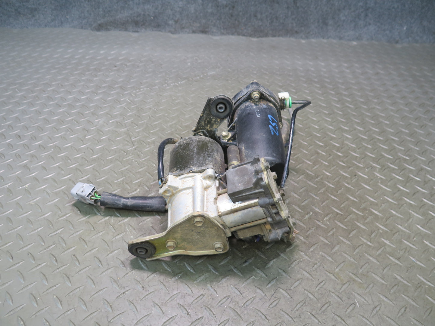 01-06 Lexus UCF30L LS430 Air Suspension Compressor Height Control OEM