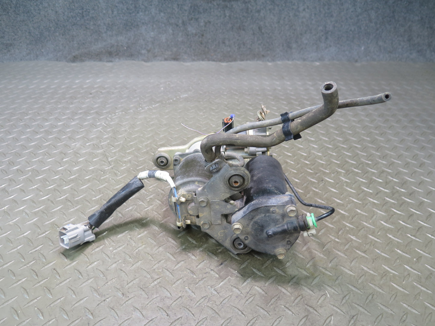01-06 Lexus UCF30L LS430 Air Suspension Compressor Height Control OEM