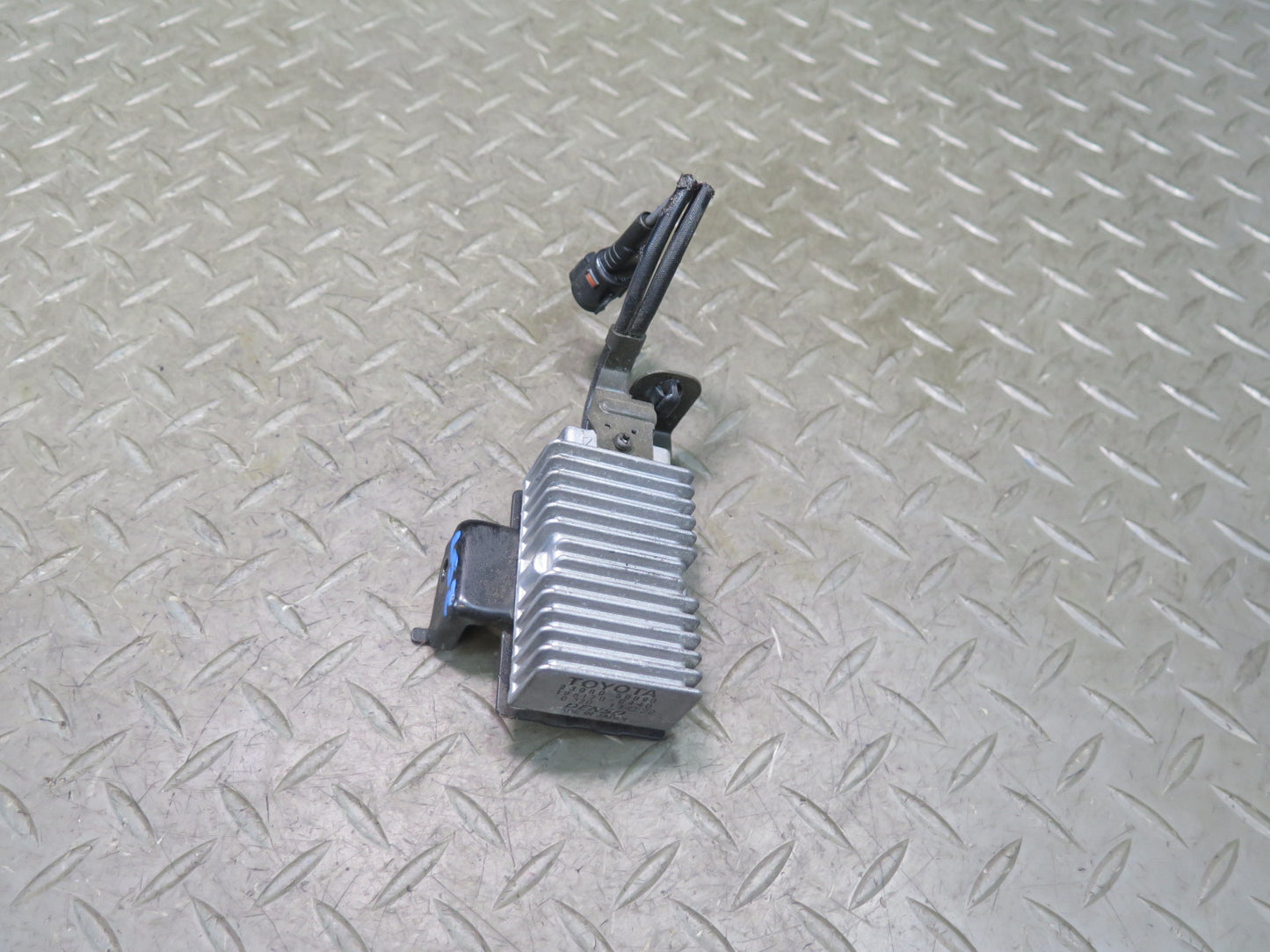 01-03 Lexus UCF30L LS430 Fuel Pump Resistor Module 23080-50090 OEM
