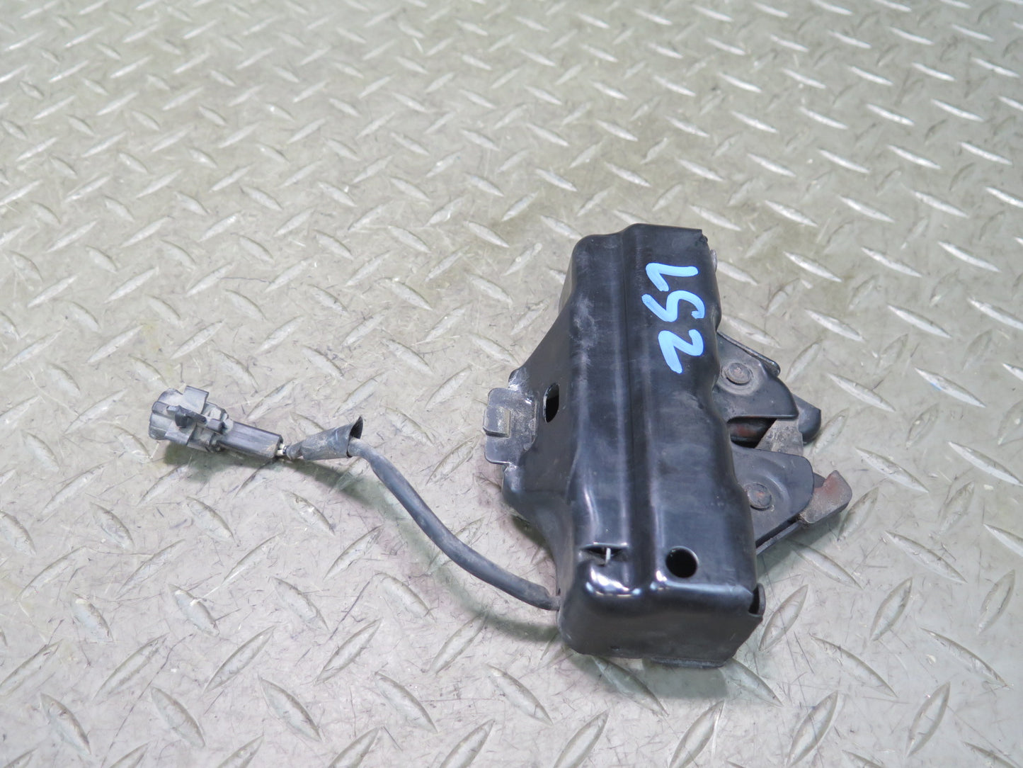 01-06 Lexus UCF30L LS430 Front Hood Lock Latch OEM