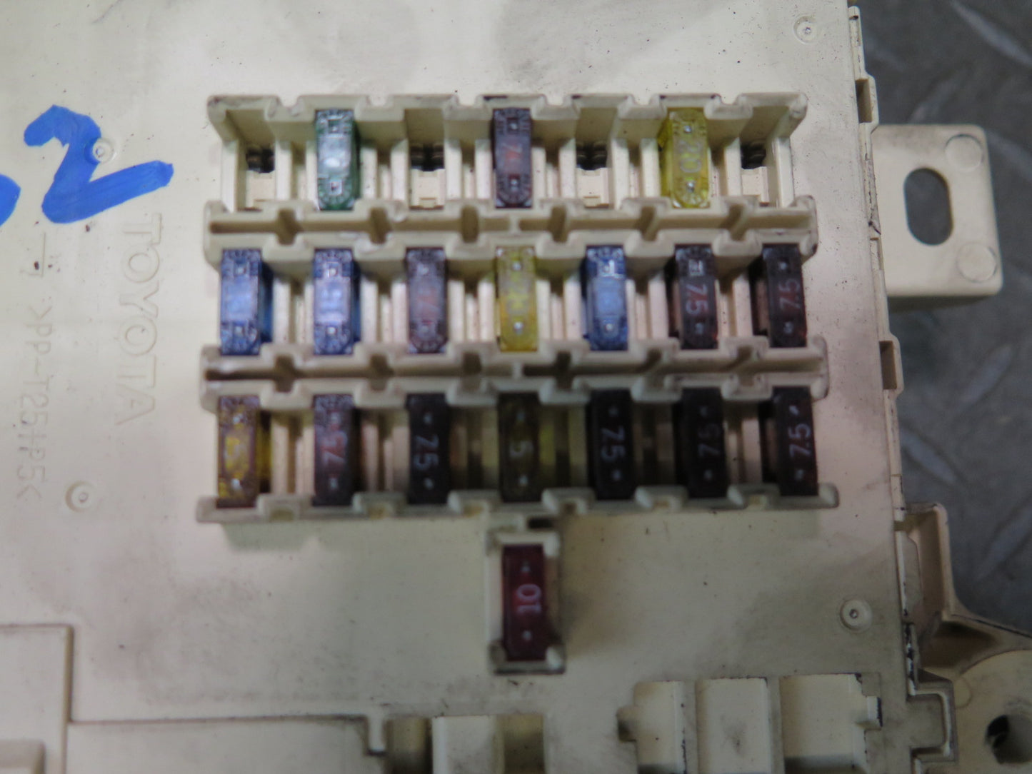01-03 Lexus UCF30L LS430 Dash Front Left Fuse Relay Box Module 82730-50081 OEM
