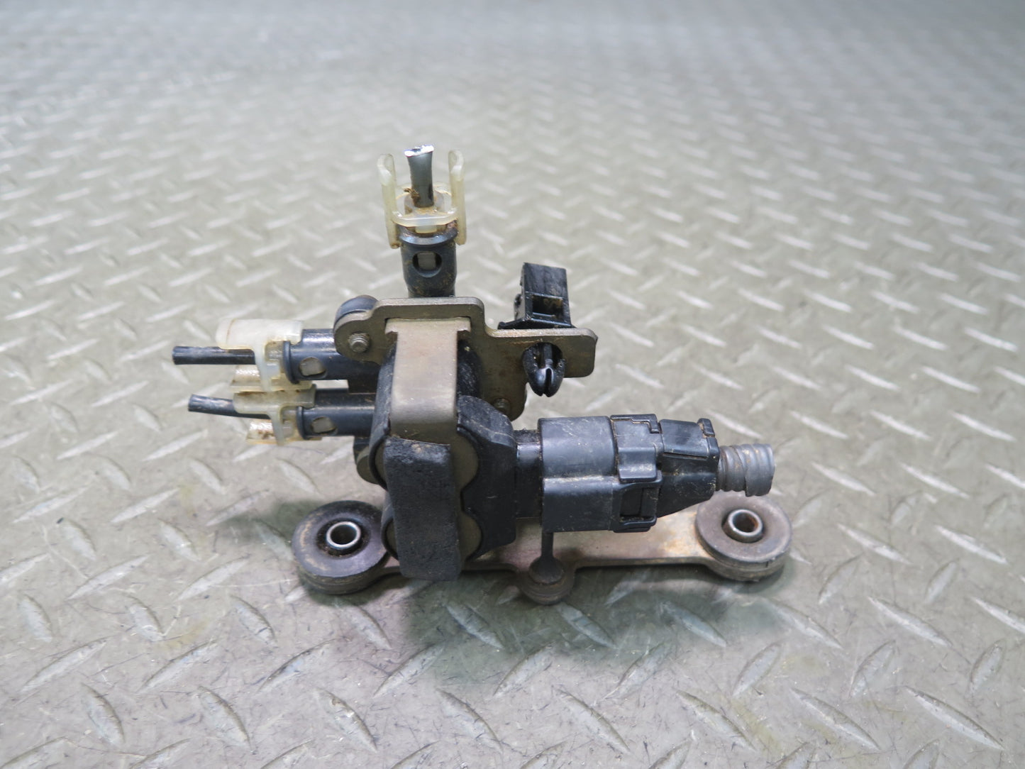 01-03 Lexus UCF30L LS430 Air Suspension Switch Valve OEM