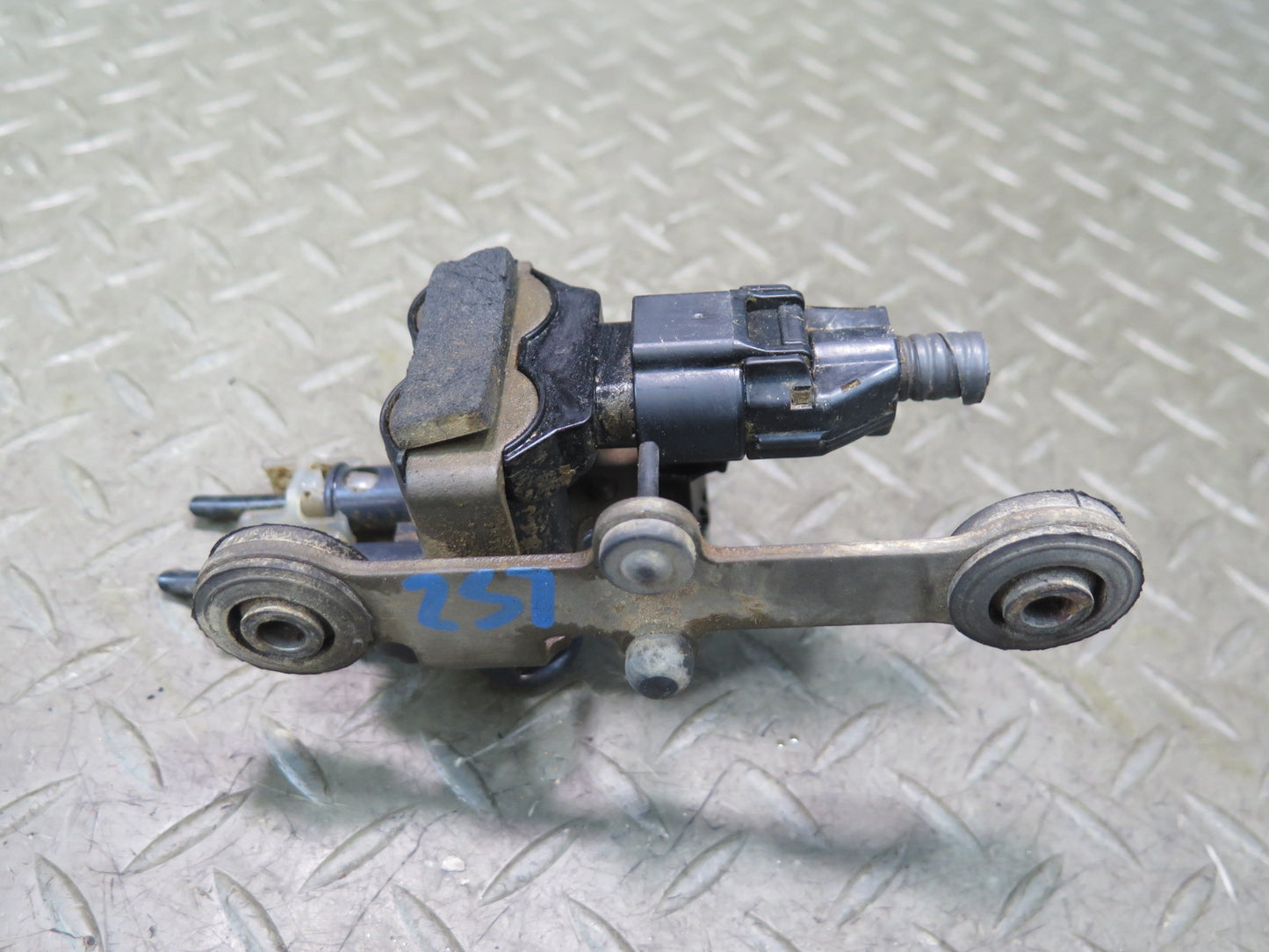 01-03 Lexus UCF30L LS430 Air Suspension Switch Valve OEM