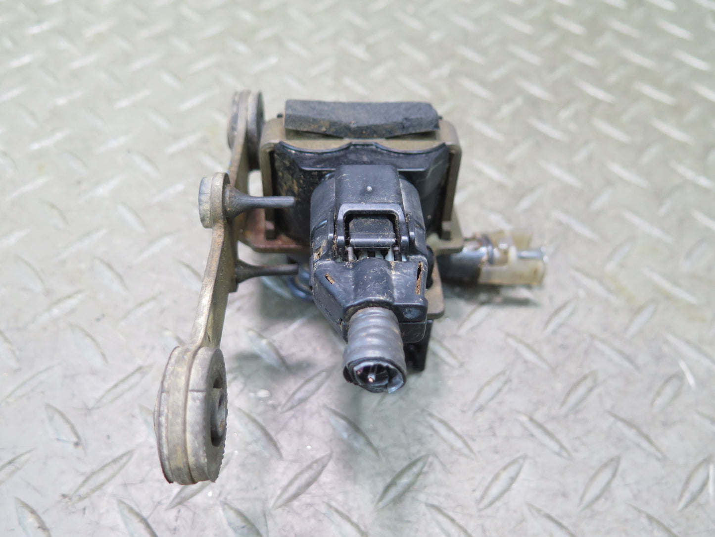 01-03 Lexus UCF30L LS430 Air Suspension Switch Valve OEM