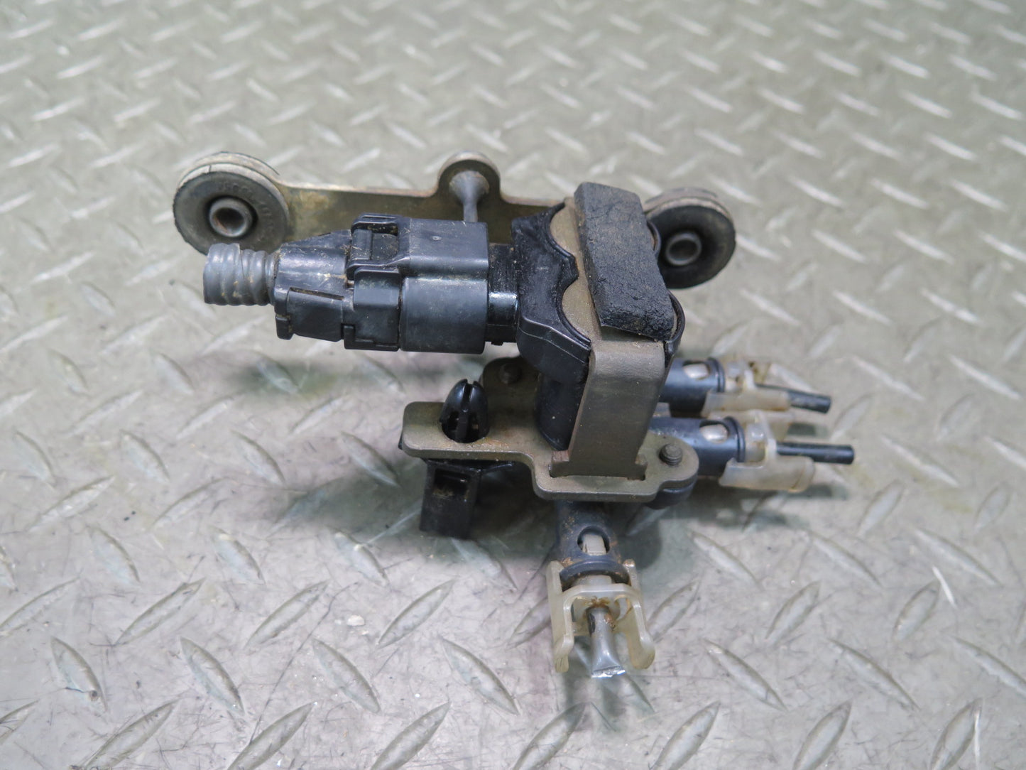 01-03 Lexus UCF30L LS430 Air Suspension Switch Valve OEM
