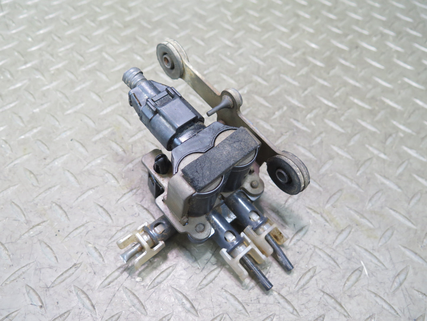 01-03 Lexus UCF30L LS430 Air Suspension Switch Valve OEM