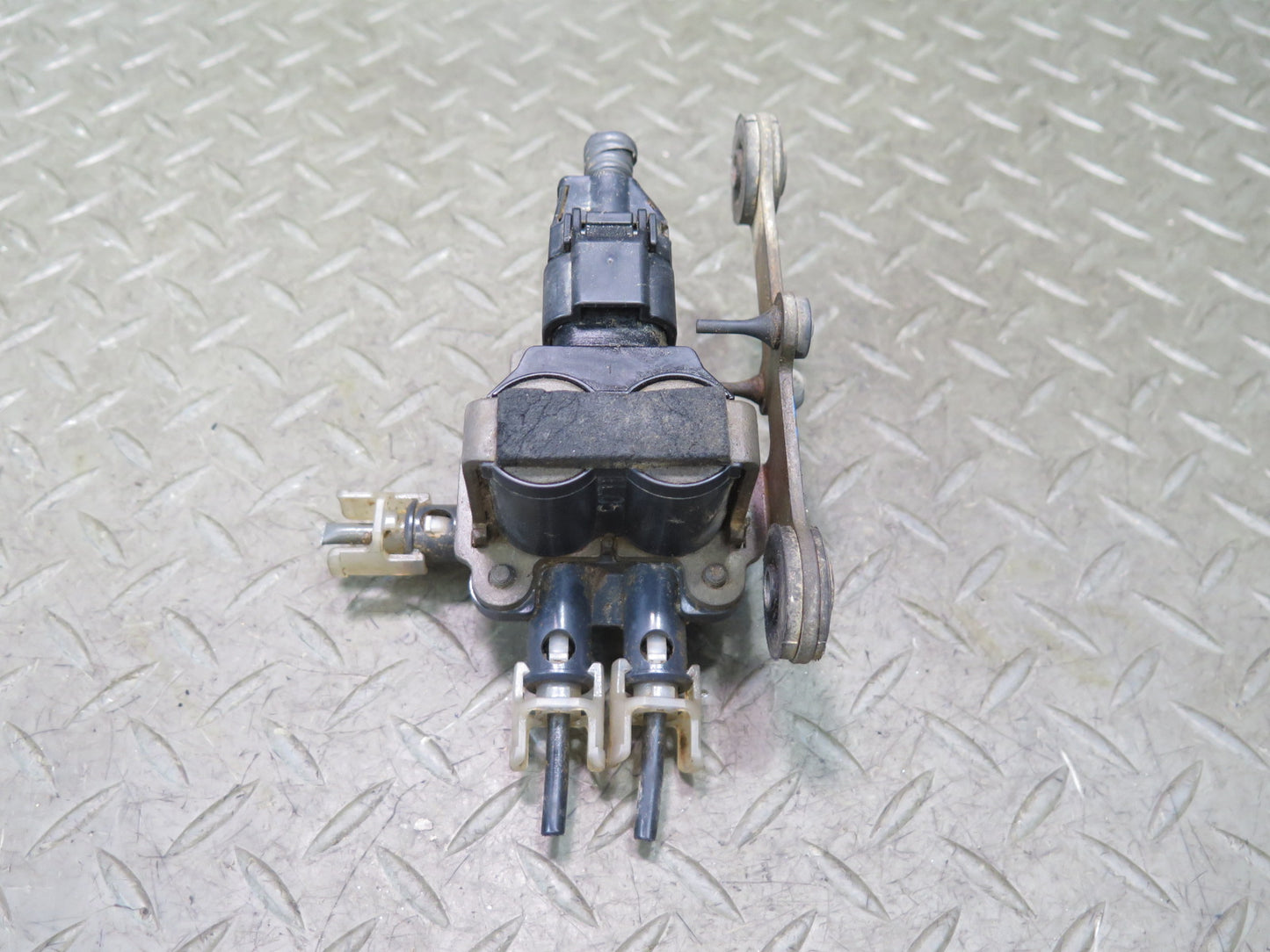 01-03 Lexus UCF30L LS430 Air Suspension Switch Valve OEM