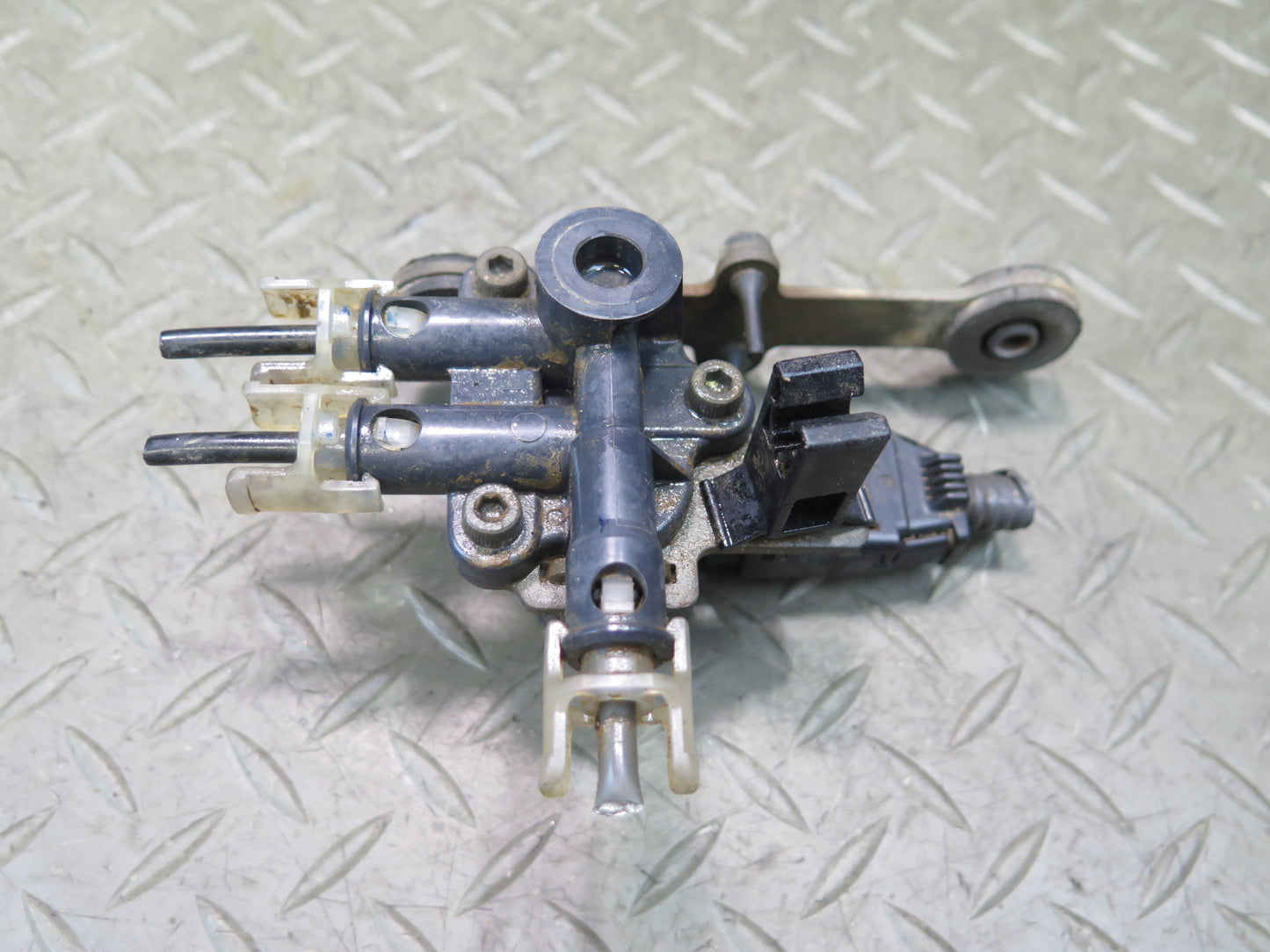 01-03 Lexus UCF30L LS430 Air Suspension Switch Valve OEM