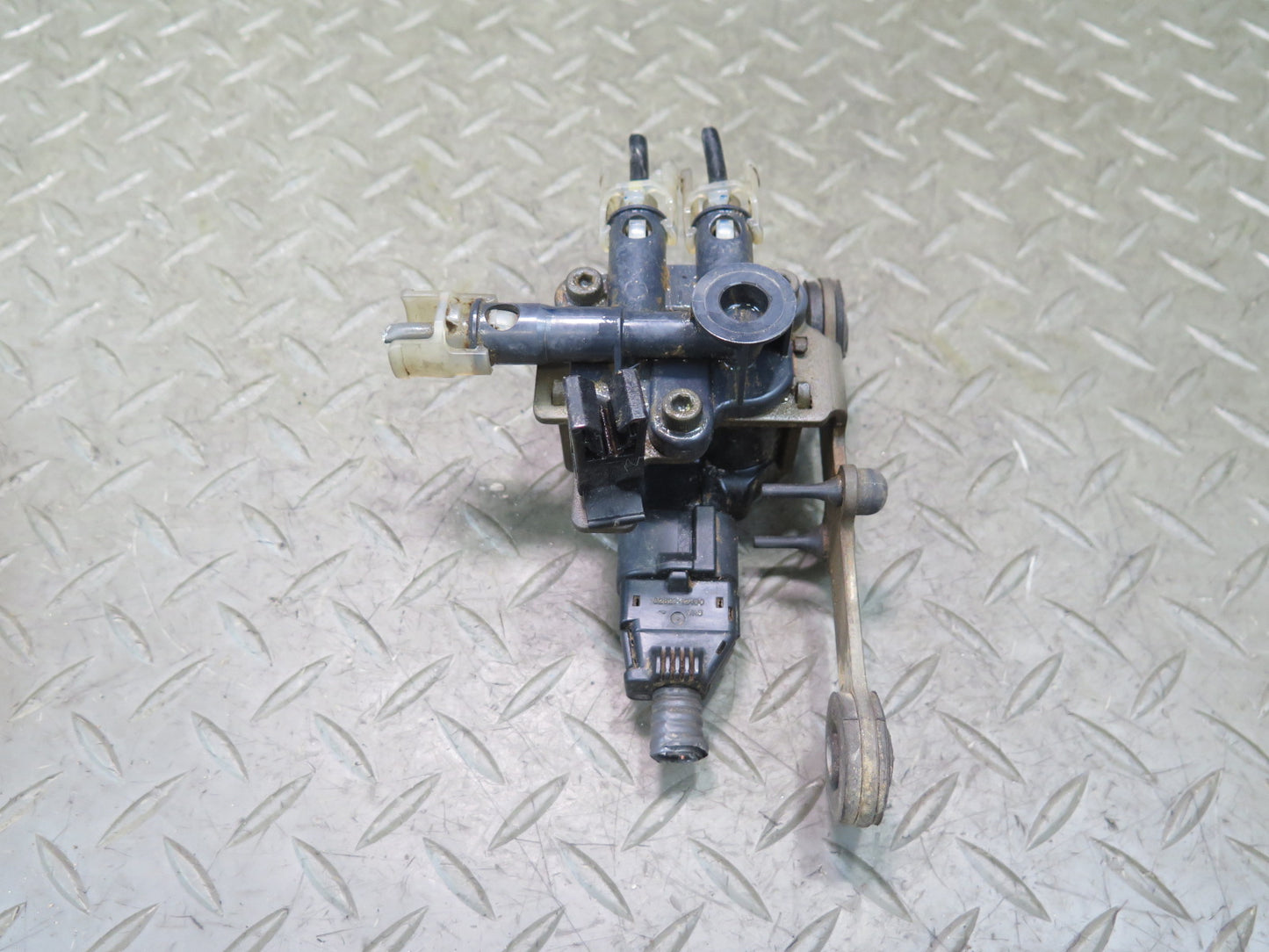 01-03 Lexus UCF30L LS430 Air Suspension Switch Valve OEM