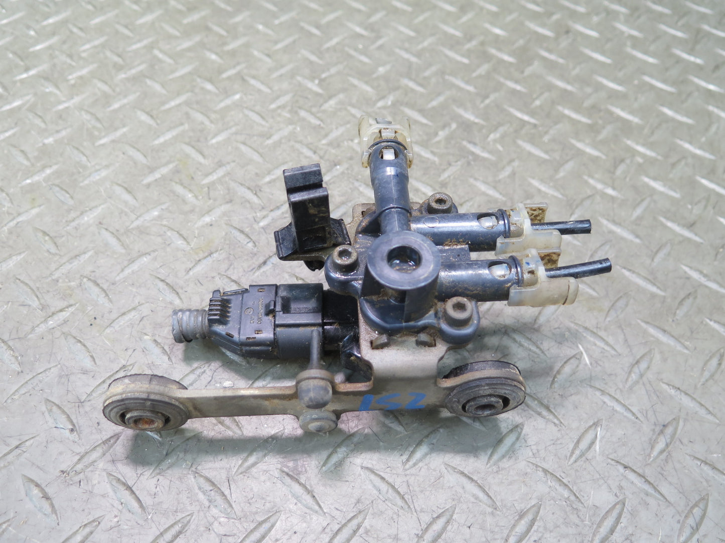01-03 Lexus UCF30L LS430 Air Suspension Switch Valve OEM