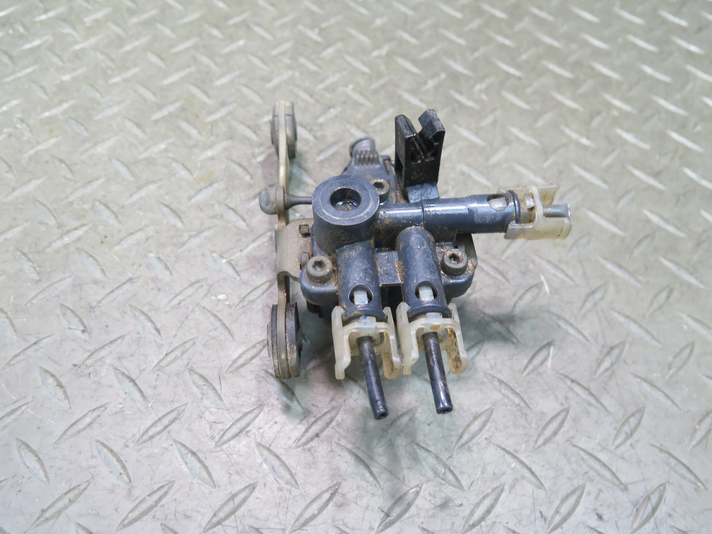 01-03 Lexus UCF30L LS430 Air Suspension Switch Valve OEM