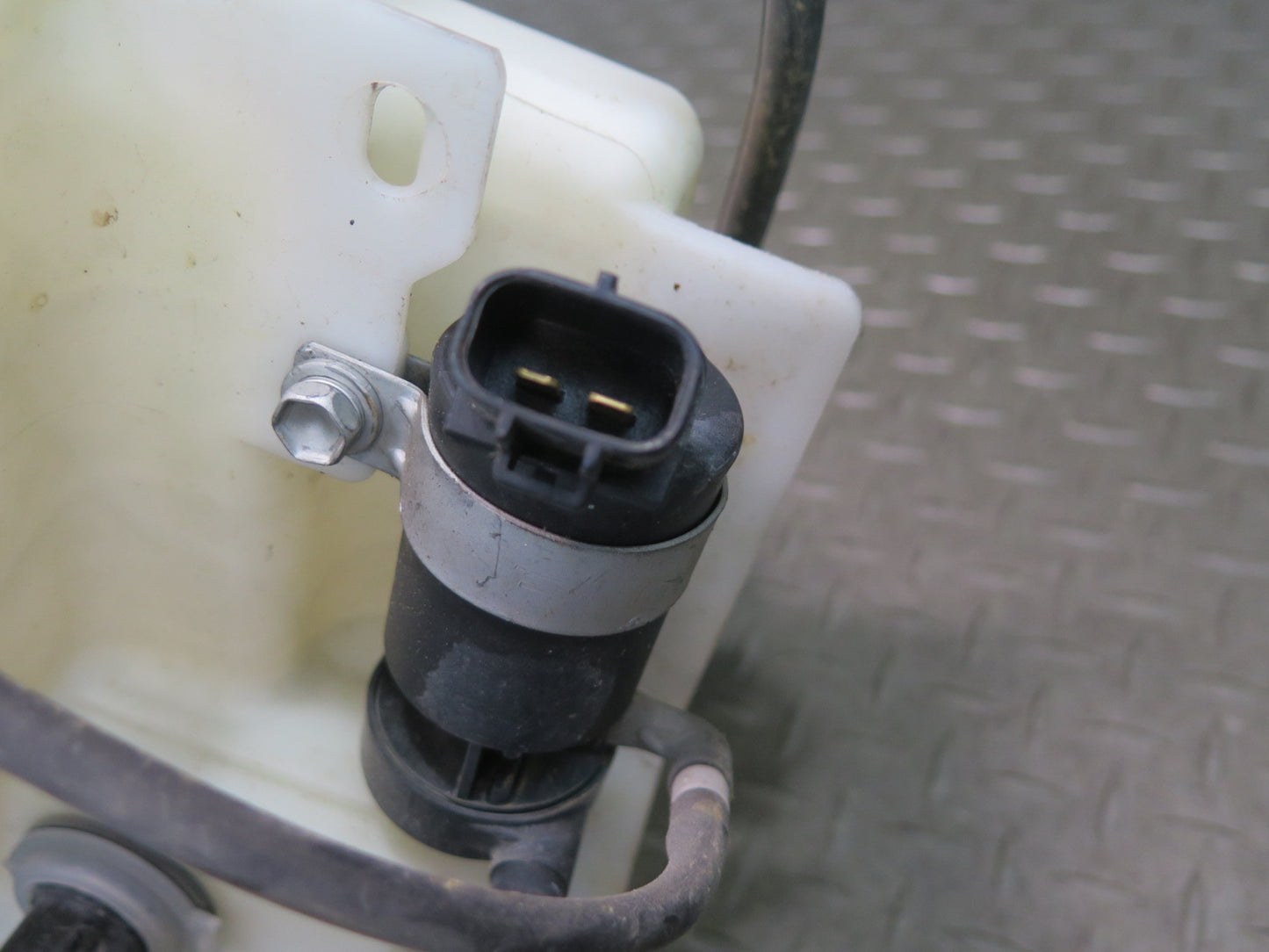 01-06 Lexus UCF30L LS430 Windshield & Headlamp Washer Reservoir w Pump OEM