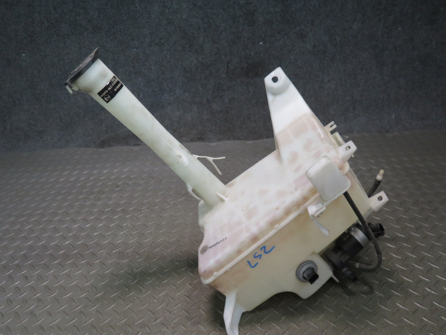 01-06 Lexus UCF30L LS430 Windshield & Headlamp Washer Reservoir w Pump OEM