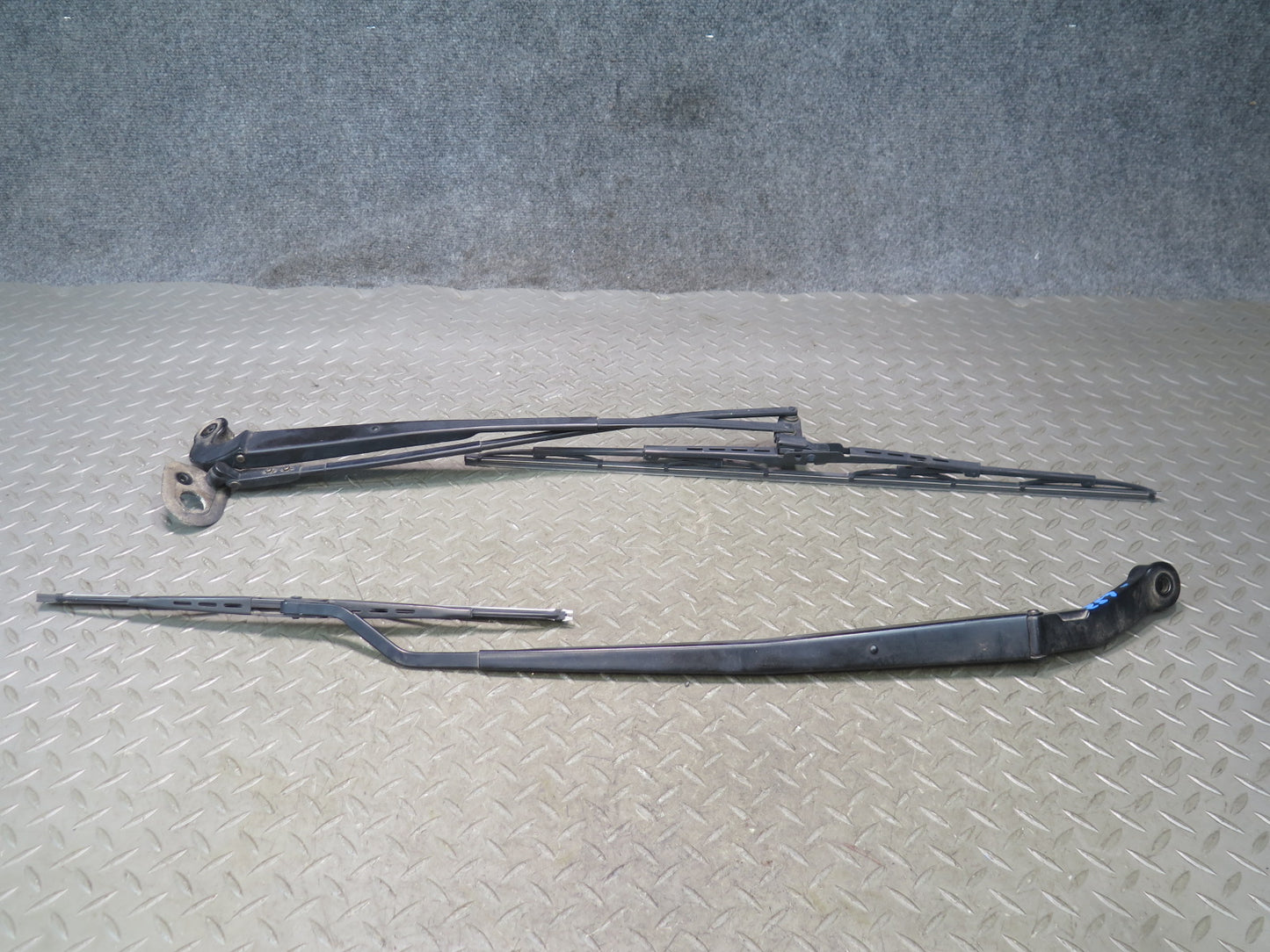 01-06 Lexus UCF30L LS430 Set of 2 Front Left & Right Wiper Arm OEM