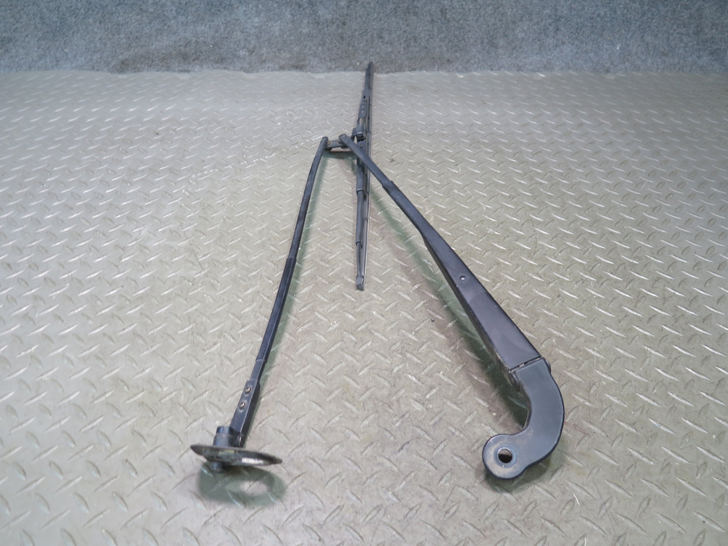 01-06 Lexus UCF30L LS430 Set of 2 Front Left & Right Wiper Arm OEM