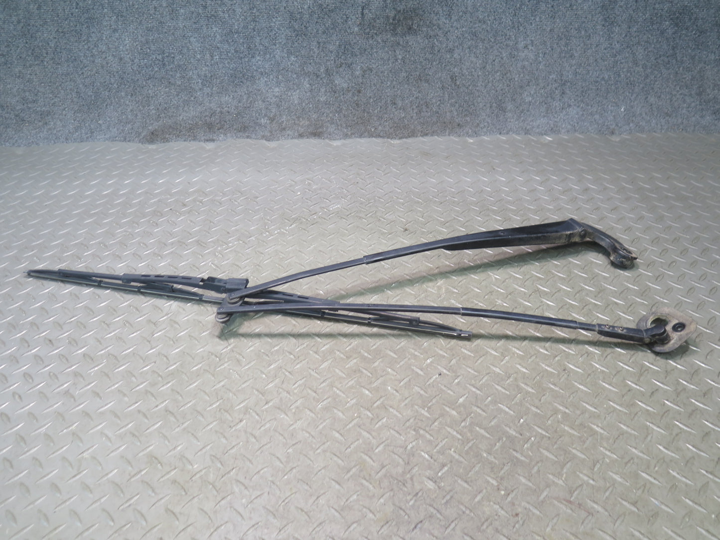 01-06 Lexus UCF30L LS430 Set of 2 Front Left & Right Wiper Arm OEM