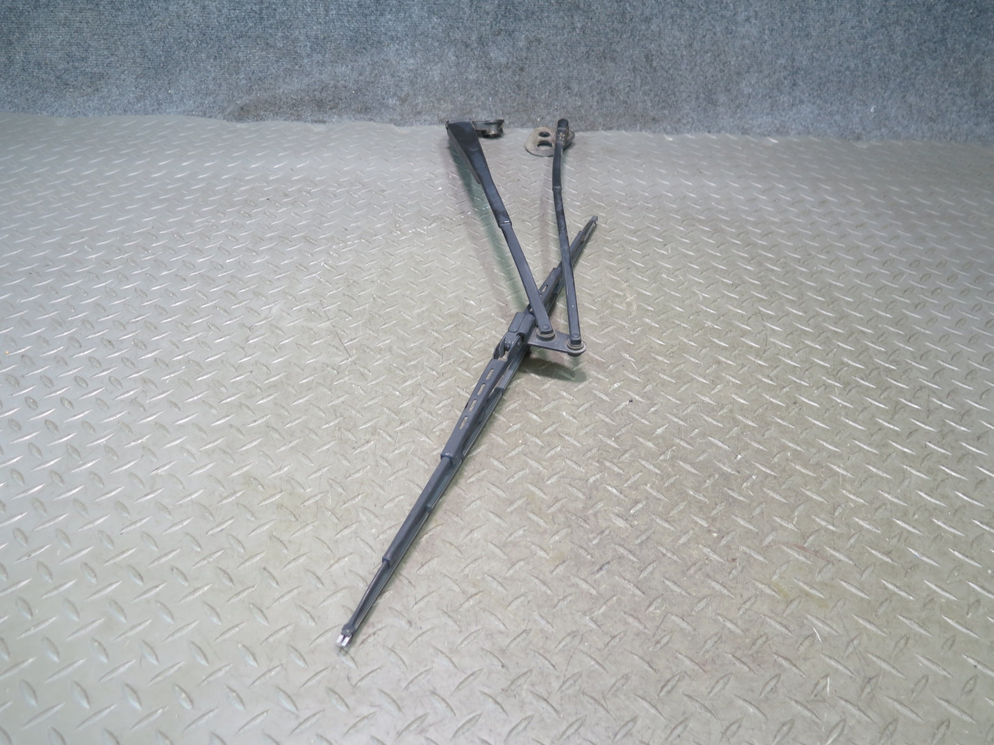 01-06 Lexus UCF30L LS430 Set of 2 Front Left & Right Wiper Arm OEM