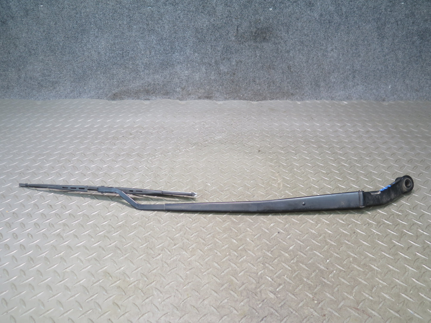 01-06 Lexus UCF30L LS430 Set of 2 Front Left & Right Wiper Arm OEM