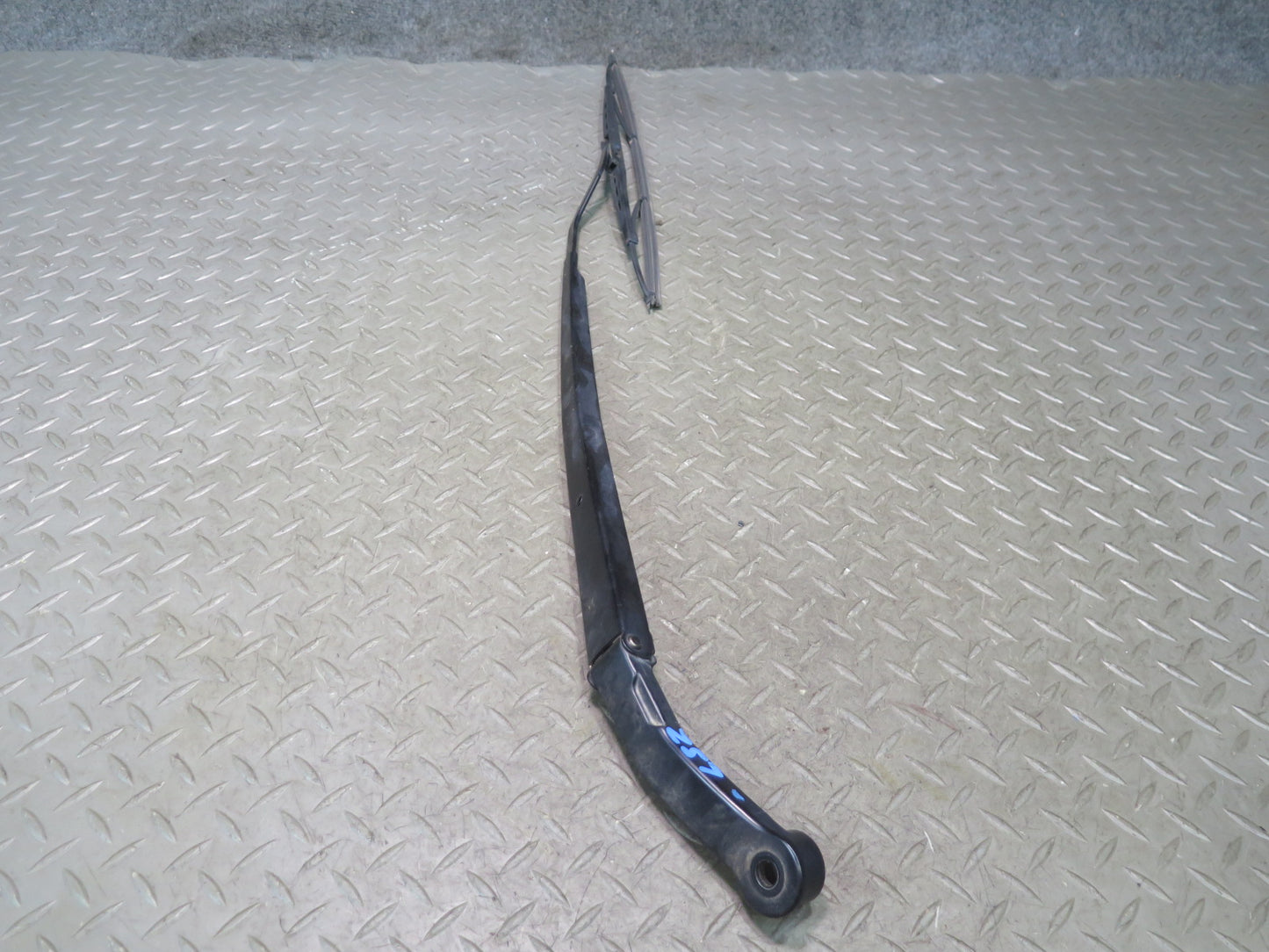 01-06 Lexus UCF30L LS430 Set of 2 Front Left & Right Wiper Arm OEM