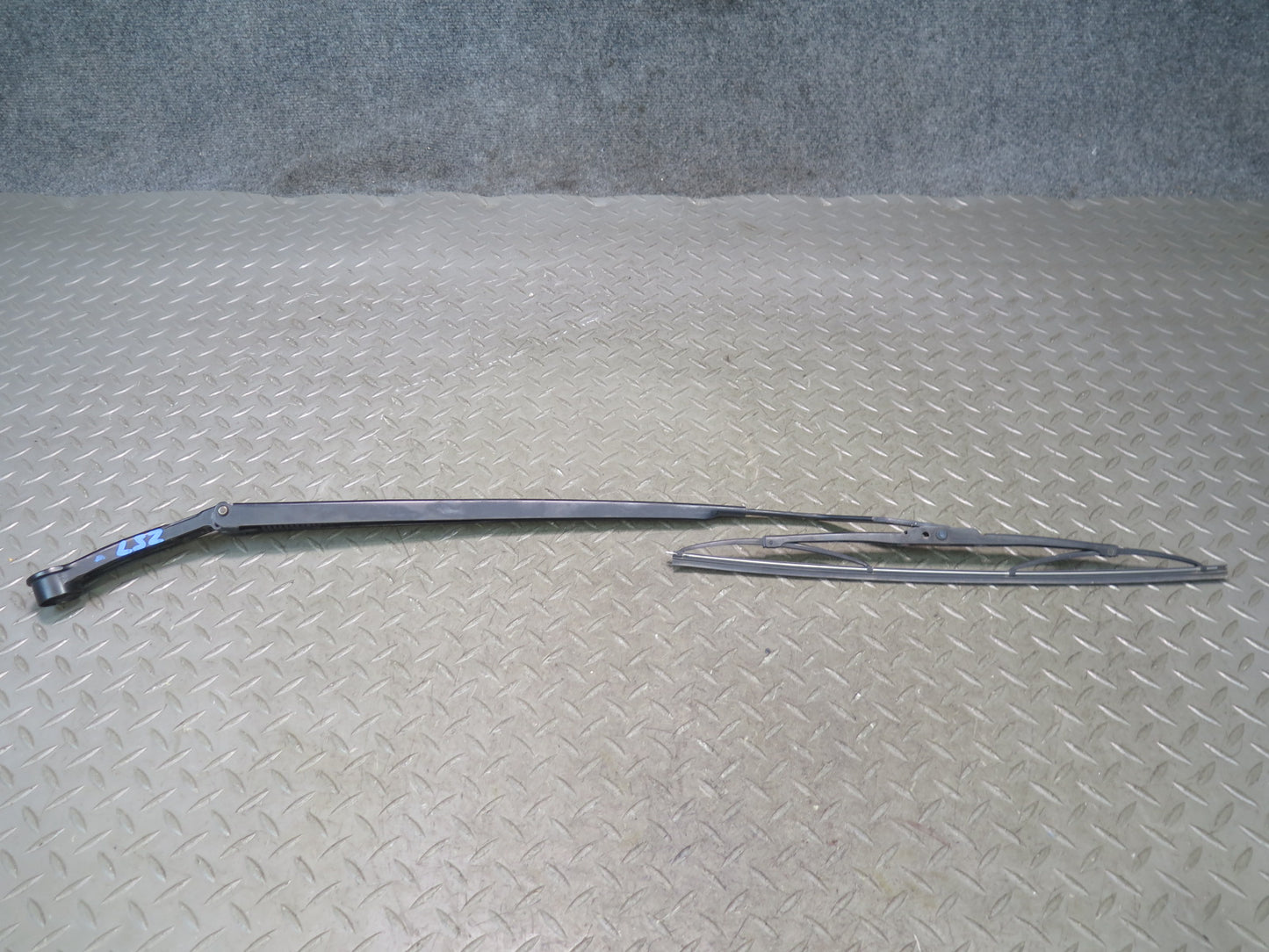 01-06 Lexus UCF30L LS430 Set of 2 Front Left & Right Wiper Arm OEM