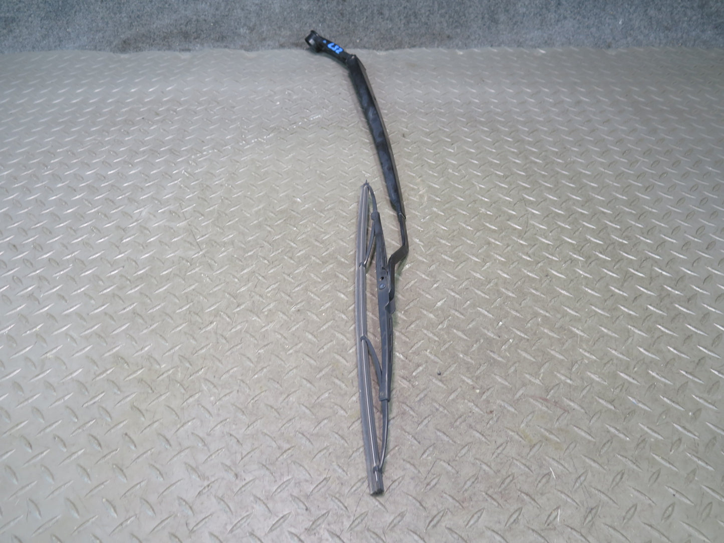 01-06 Lexus UCF30L LS430 Set of 2 Front Left & Right Wiper Arm OEM