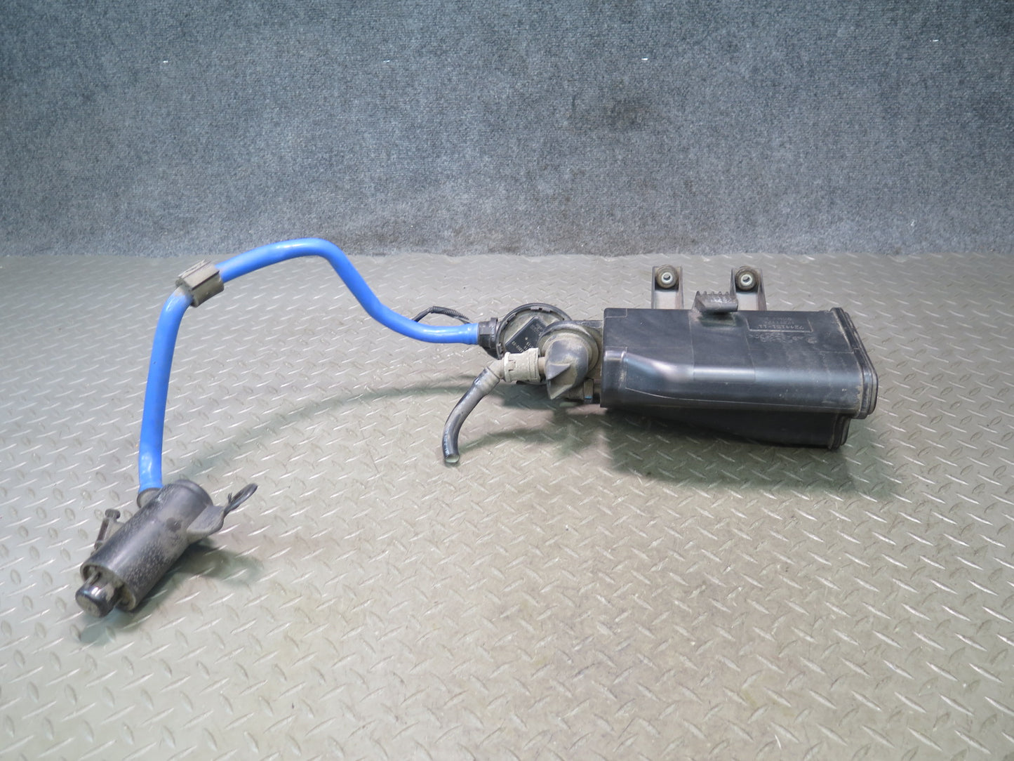 2015-2020 BMW F32 F33 F82 F83 M4 Fuel Evap Vapor Charcoal Canister Assembly