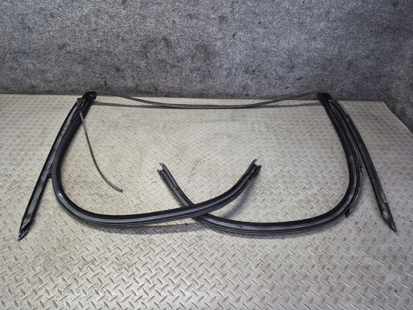 2015-2020 BMW F33 F83 M4 Convertible Front Windshield Weatherstrip Rubber Seal