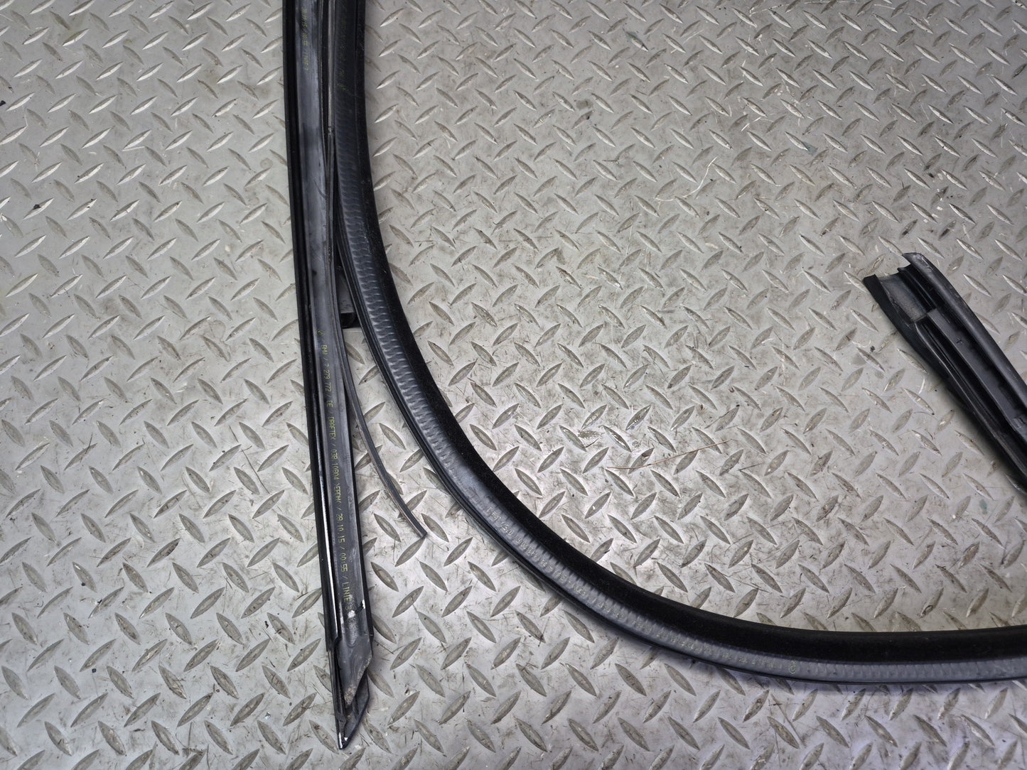 2015-2020 BMW F33 F83 M4 Convertible Front Windshield Weatherstrip Rubber Seal