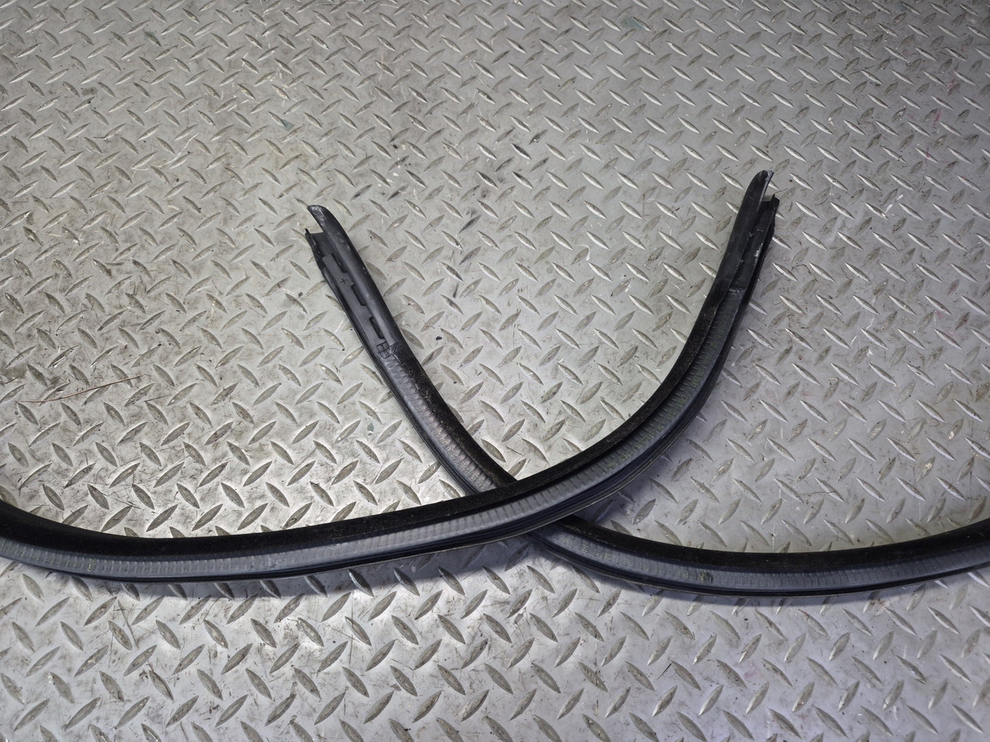 2015-2020 BMW F33 F83 M4 Convertible Front Windshield Weatherstrip Rubber Seal