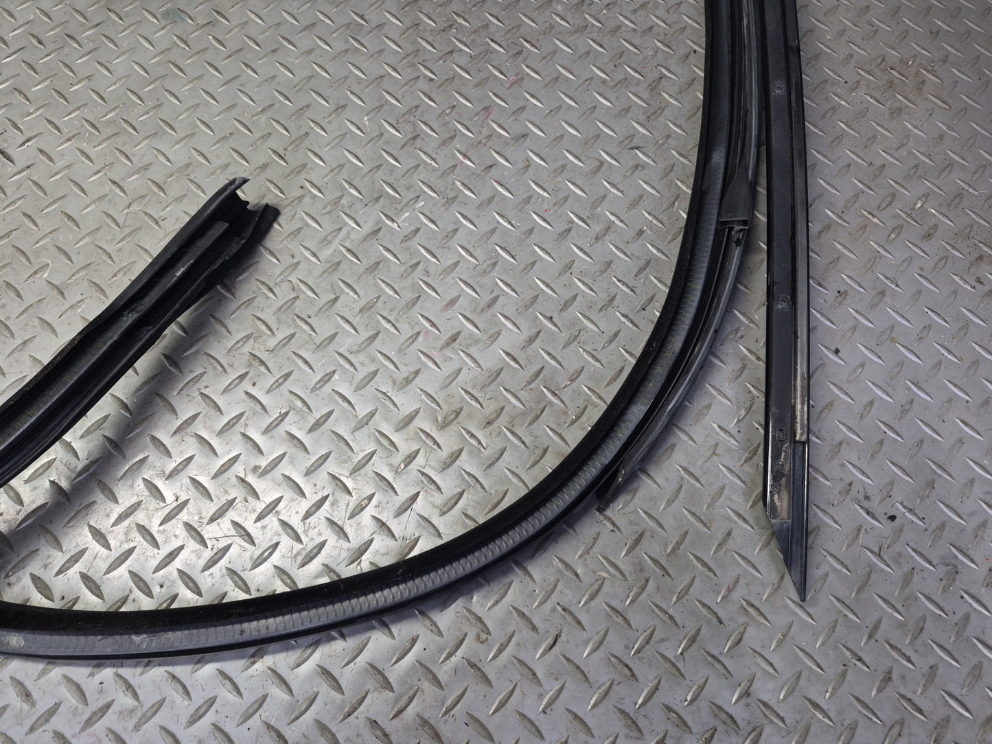 2015-2020 BMW F33 F83 M4 Convertible Front Windshield Weatherstrip Rubber Seal