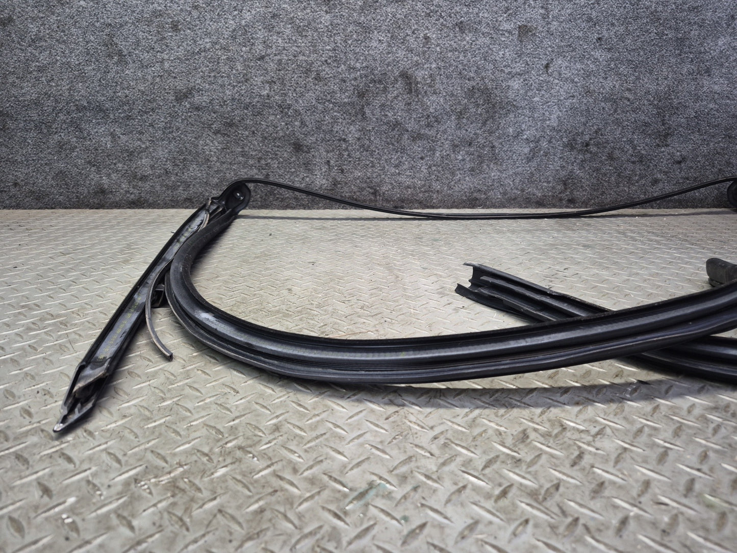 2015-2020 BMW F33 F83 M4 Convertible Front Windshield Weatherstrip Rubber Seal