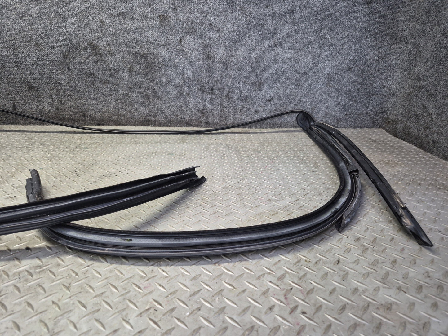 2015-2020 BMW F33 F83 M4 Convertible Front Windshield Weatherstrip Rubber Seal