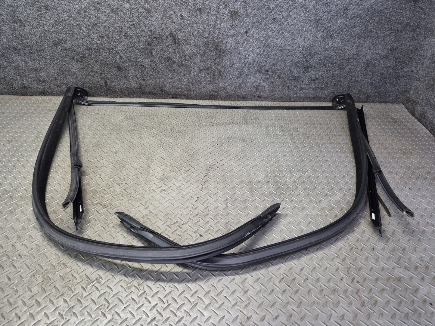 2015-2020 BMW F33 F83 M4 Convertible Front Windshield Weatherstrip Rubber Seal