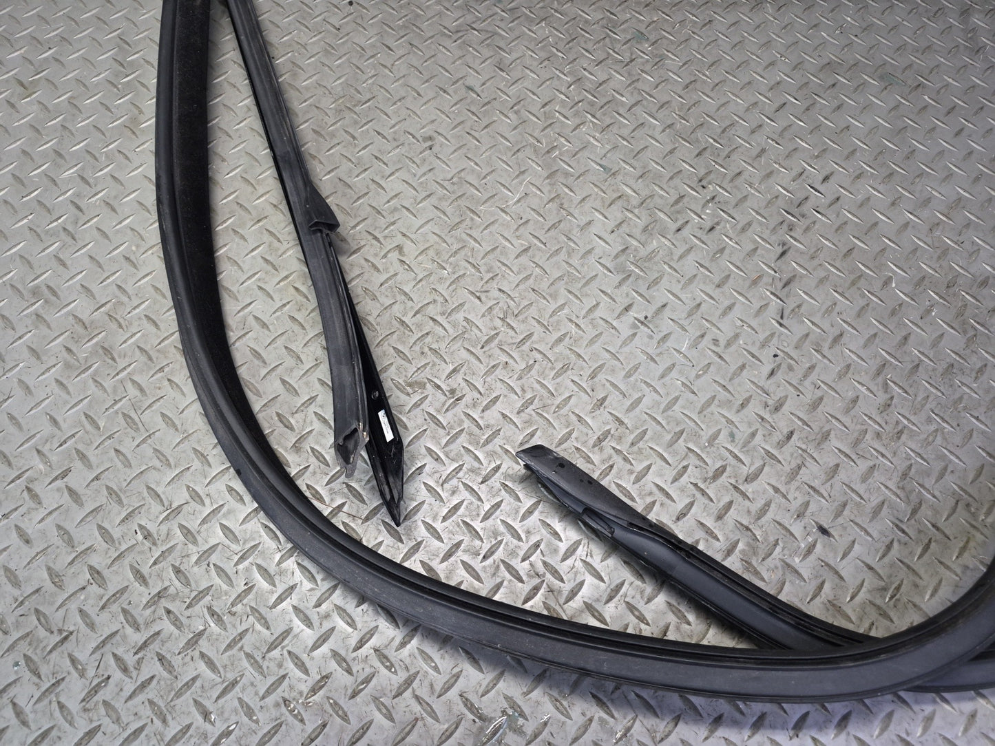 2015-2020 BMW F33 F83 M4 Convertible Front Windshield Weatherstrip Rubber Seal