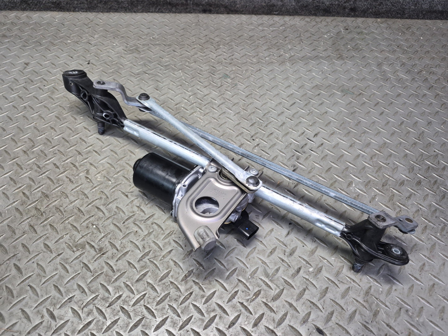 2015-2020 BMW F32 F33 F82 F83 M4  Windshield Wiper Transmission Linkage w Motor