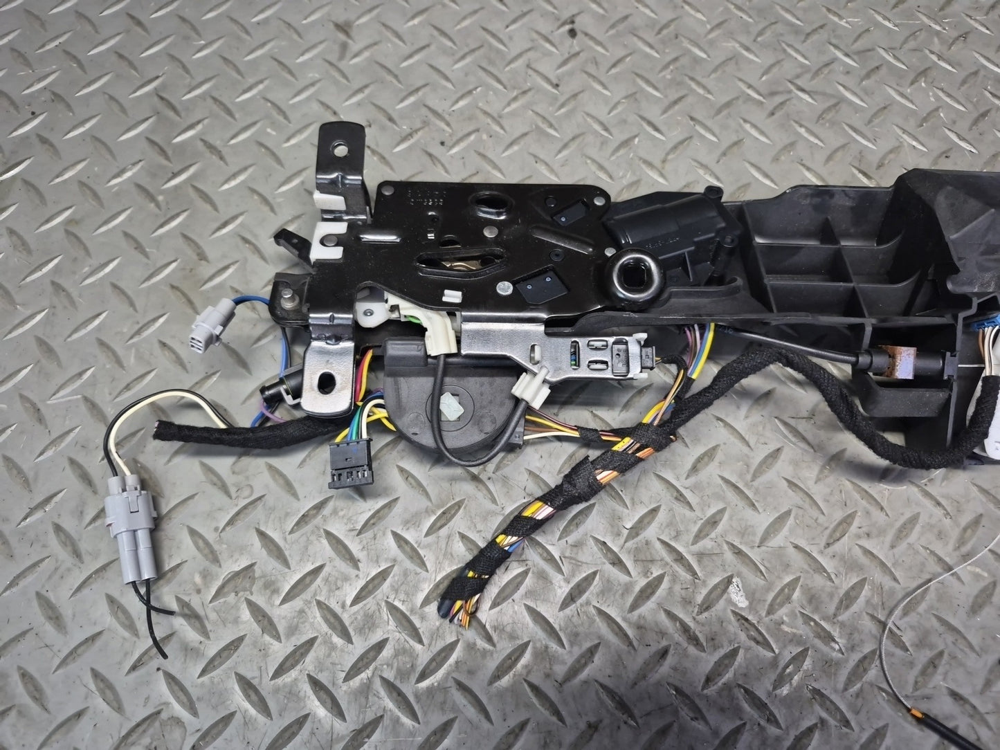 2015-2020 BMW F33 F83 M4 Convertible Rear Trunk Lid Lock Latch Mechanism 7353615