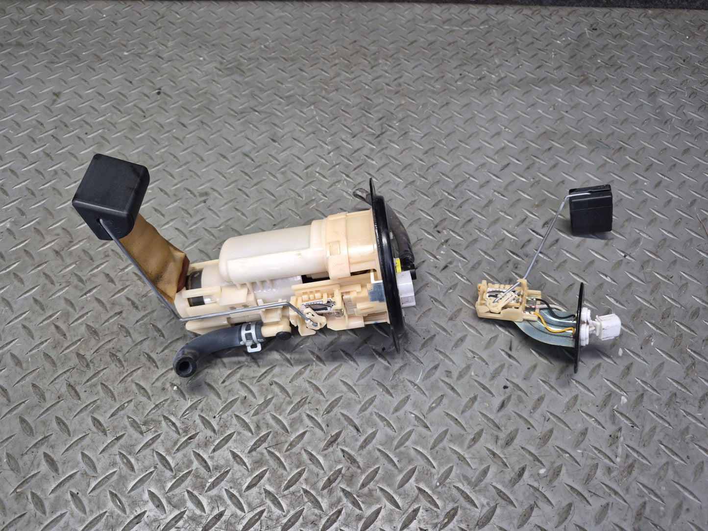 01-03 Lexus UCF30L LS430 Set of 2 Fuel Pump Level Sensor Sending Unit OEM